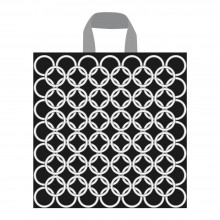 Bolsa de plástico reciclado con un diseño de aros color plata para tienda con asa de lazo en tamaño 35x40/35 cm