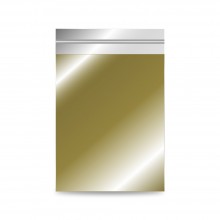Sobre de plástico metalizado color oro, con una medida de 20x30/26 centímetros.
